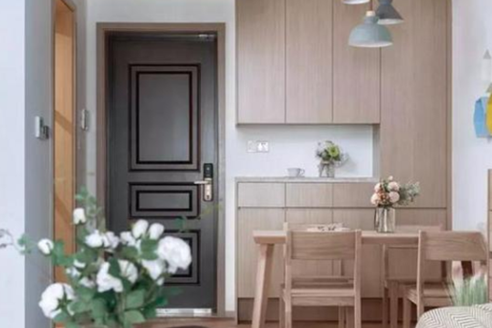 124平的現代簡約風三居室，原木質感帶來的溫馨感