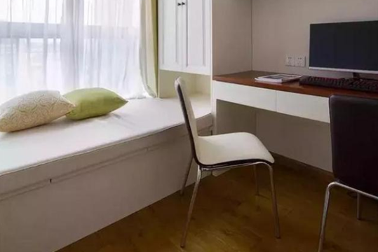 小戶型書房做個榻榻米床搭配書桌和書架，緊湊又實用