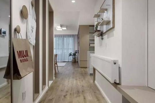 105平的簡約日式風三居室，白色與木色的完美結合