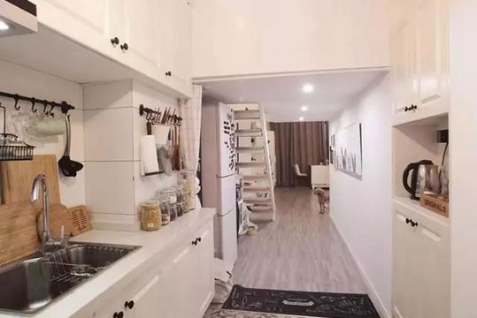 57平北歐風小戶型復式二居室，特別喜歡玄關地面的花磚設計！