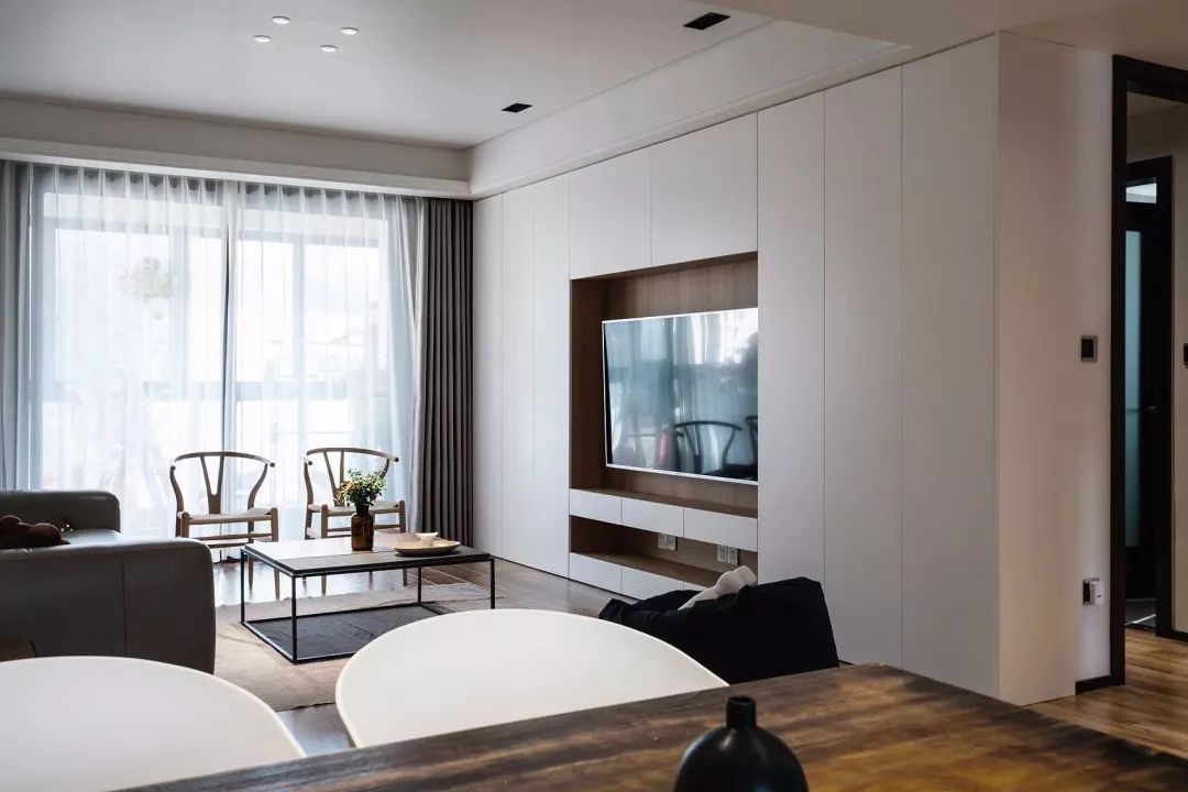 120㎡現(xiàn)代簡約，電視墻裝成收納柜，實用美觀兩不誤